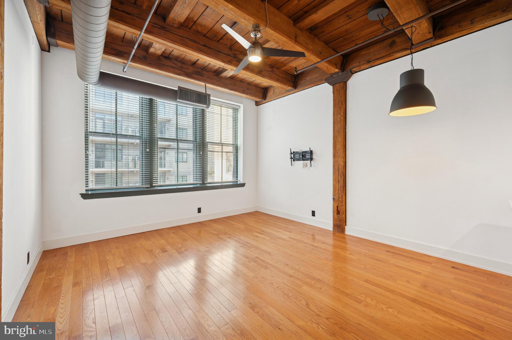 301 Race Street, Unit 308 Philadelphia, PA 19106 - Photo 10 of 17 a view of an empty room with a window