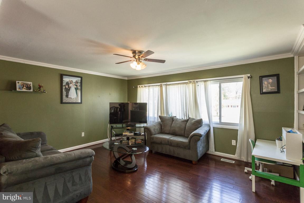15114 Alaska Road Woodbridge, VA 22191 - Photo 18 of 28 Living Room