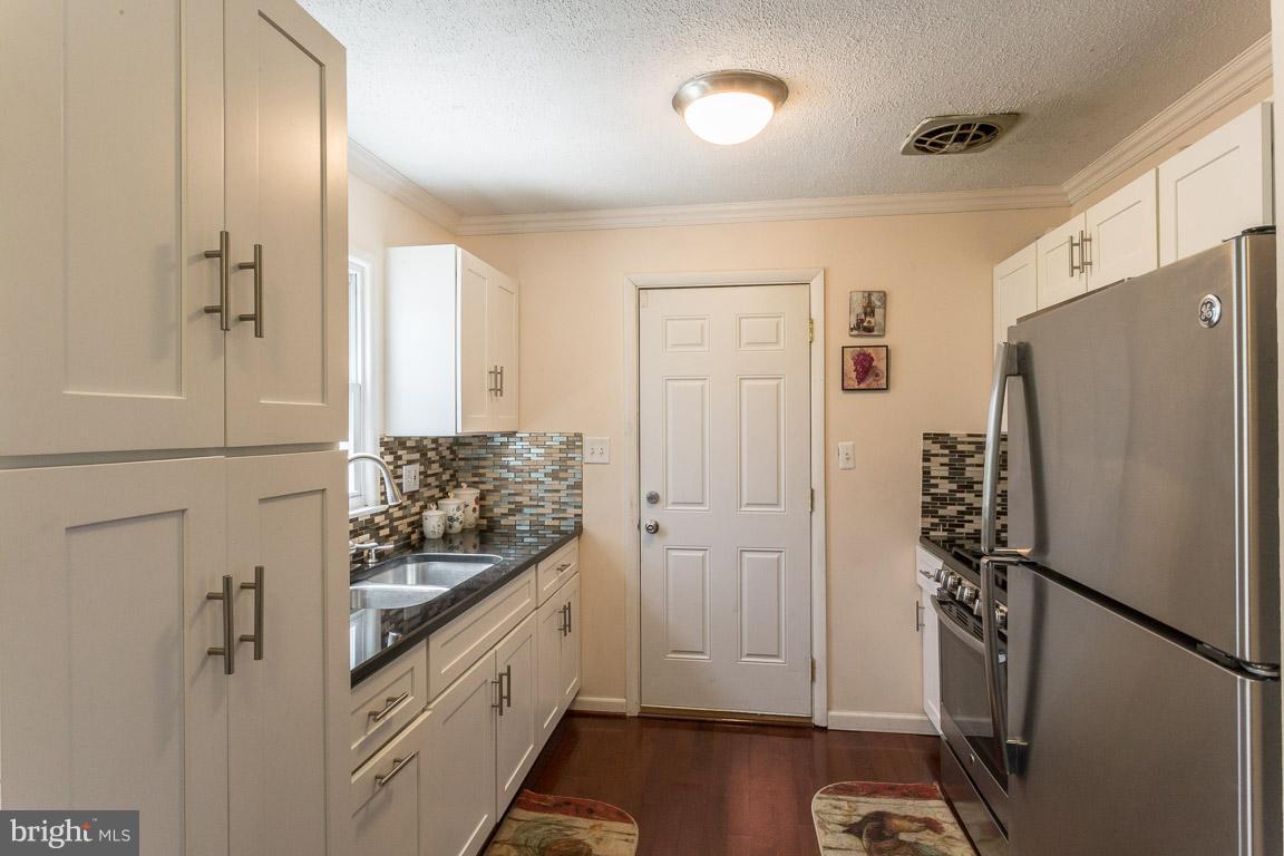 15114 Alaska Road Woodbridge, VA 22191 - Photo 3 of 28 Kitchen