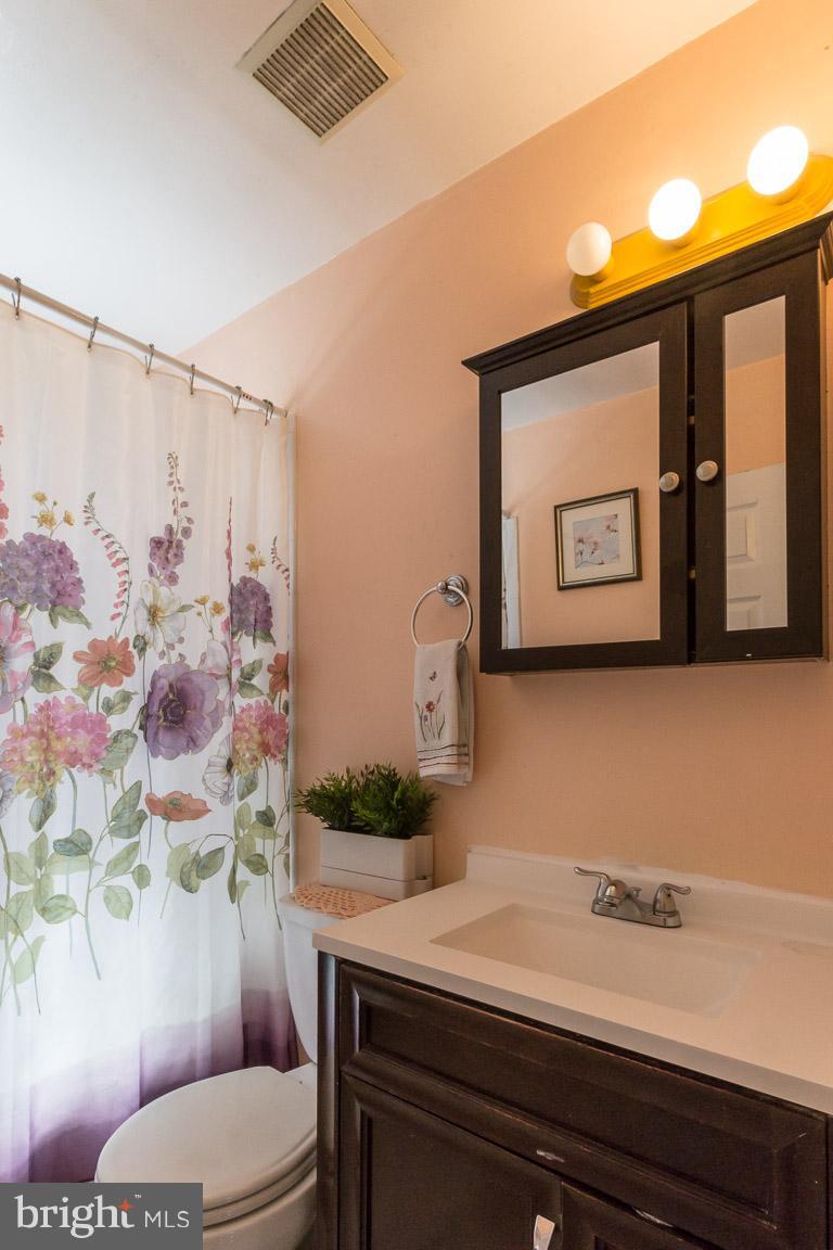 15114 Alaska Road Woodbridge, VA 22191 - Photo 23 of 28 Bath