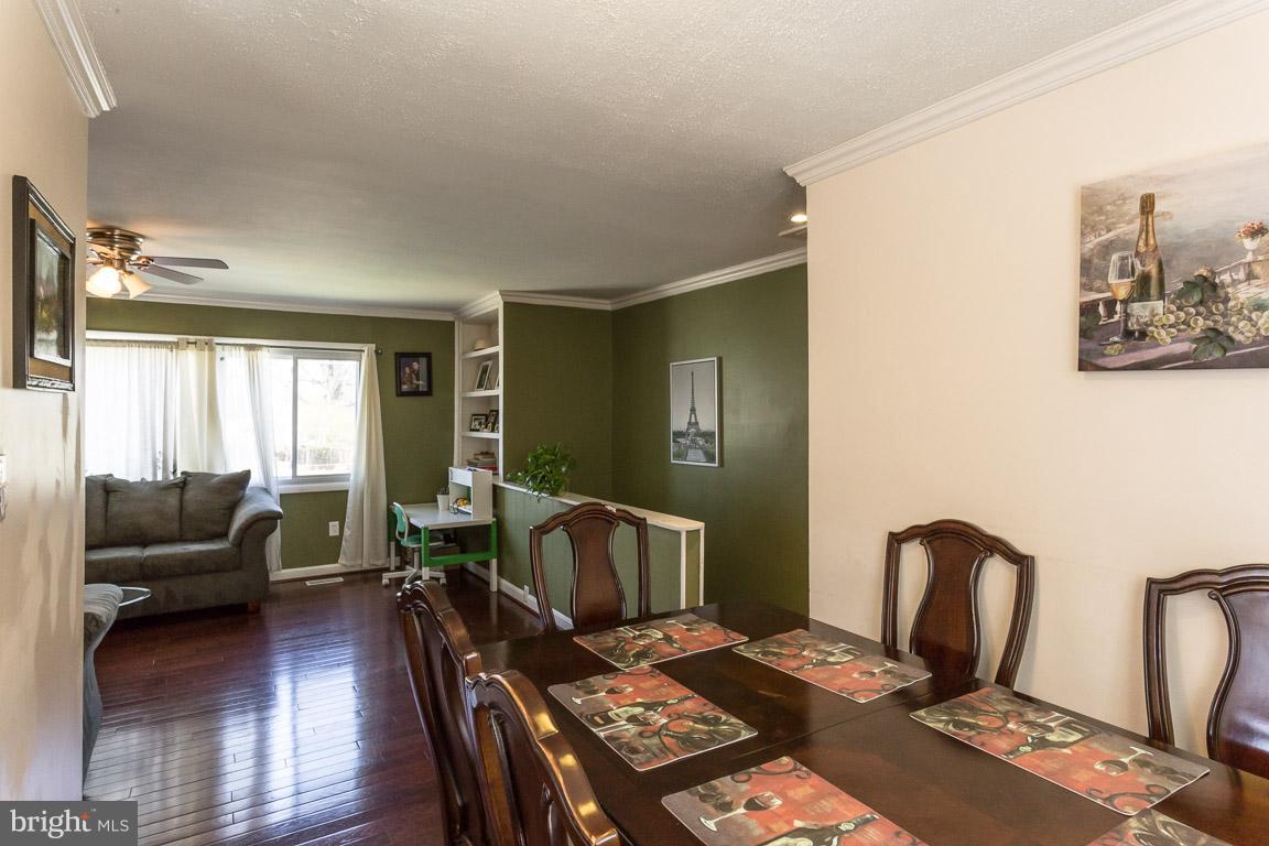 15114 Alaska Road Woodbridge, VA 22191 - Photo 4 of 28 Living Room