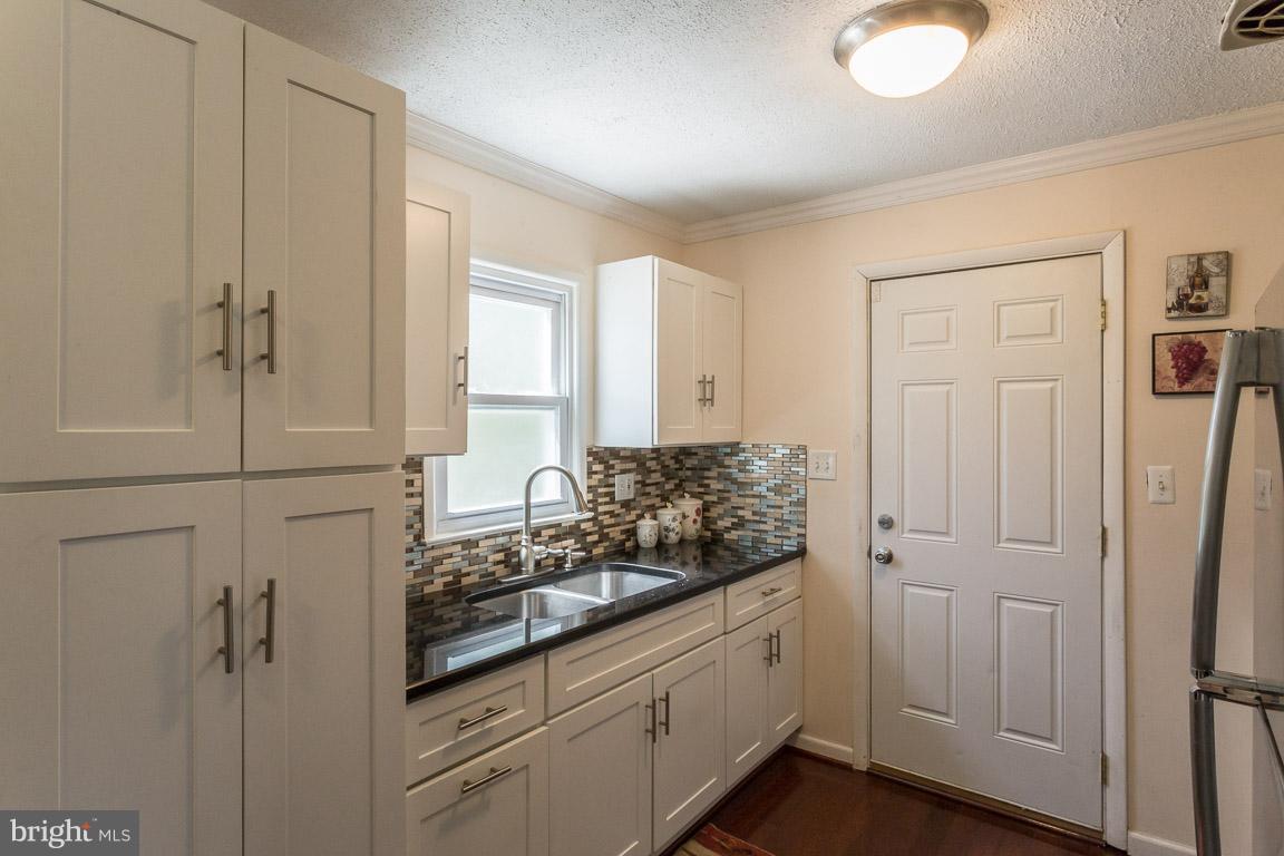 15114 Alaska Road Woodbridge, VA 22191 - Photo 5 of 28 Kitchen