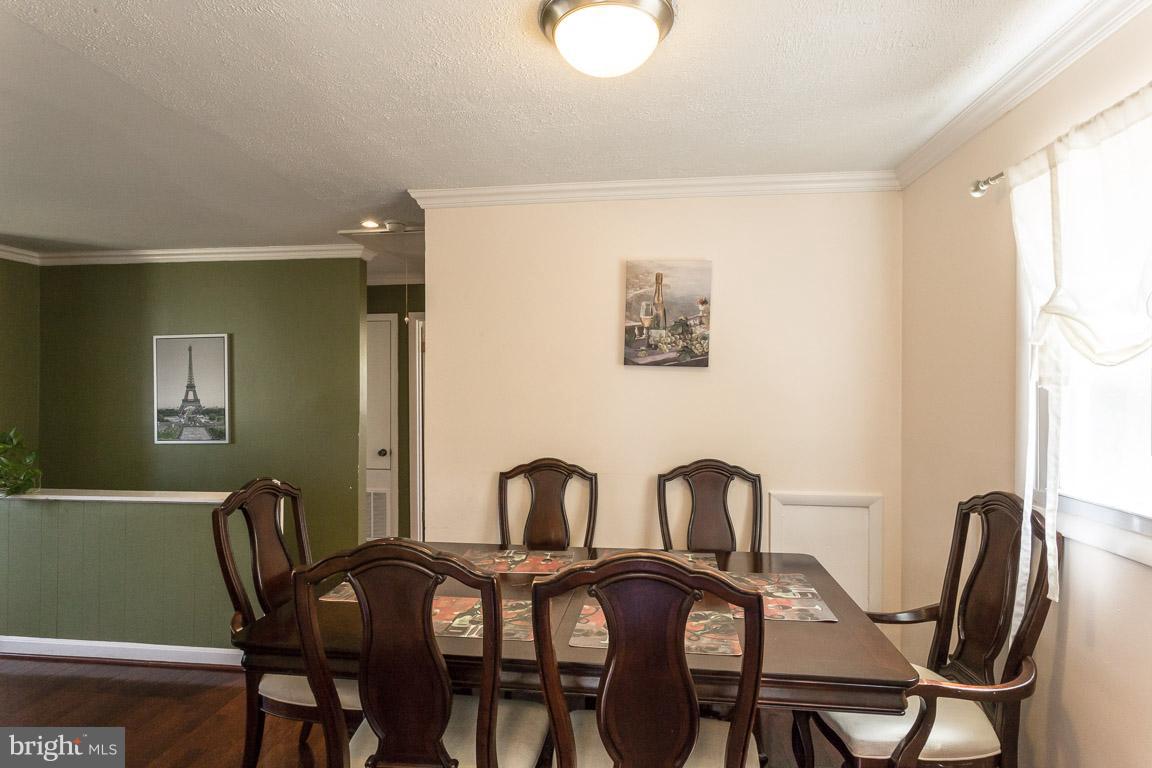 15114 Alaska Road Woodbridge, VA 22191 - Photo 7 of 28 Living Room