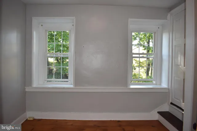 a view of empty room with window