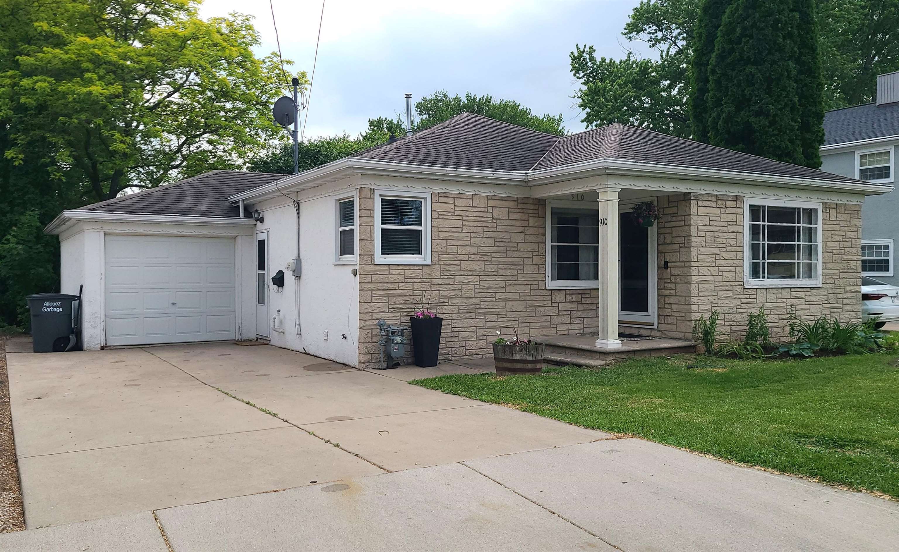 910 Catherine Street Green Bay, WI 54301 - Photo 1 of 27