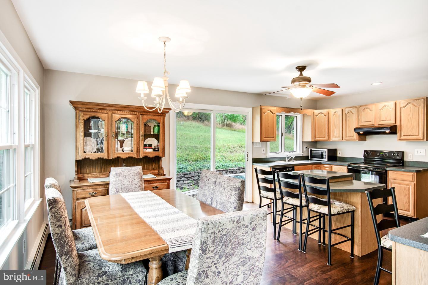 11 Aqueduct Road Newtown, PA 18940 - Photo 6 of 34 Eat in Kitchen area
