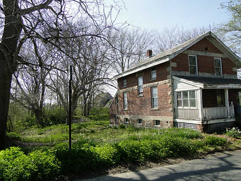 209 Coggeshall Avenue Newport, RI 02840 - Photo 2 of 5 Exterior Front.
