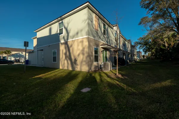 a view of back yard of the house