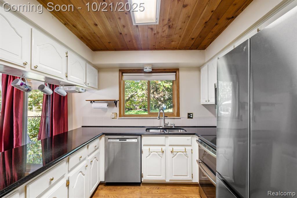 2132 Winchester Road Rochester, MI 48307 - Photo 15 of 51