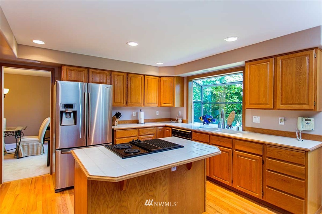 8905 Northeast 151st Place Bothell, WA 98011 - Photo 3 of 18 Gallery Image 3