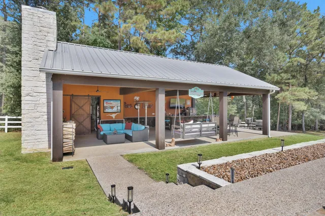 a view of a house with backyard and porch