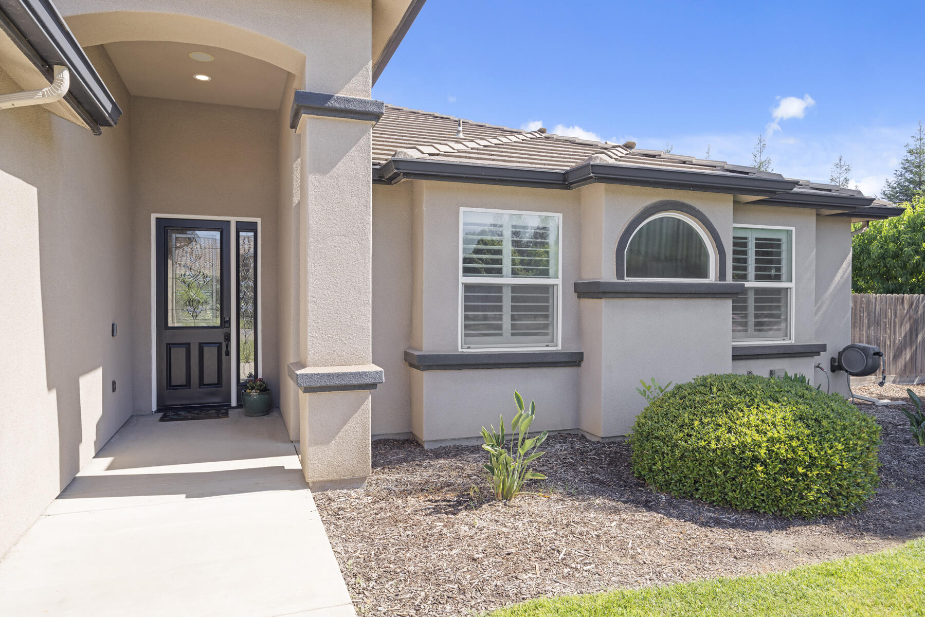 2208 West Benton Court Exeter, CA 93221 - Photo 5 of 84 05 - Entrance to Front Door