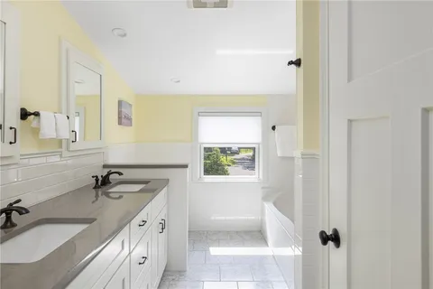$1,395,000 | 3 Oak Street, Middletown, RI 02842