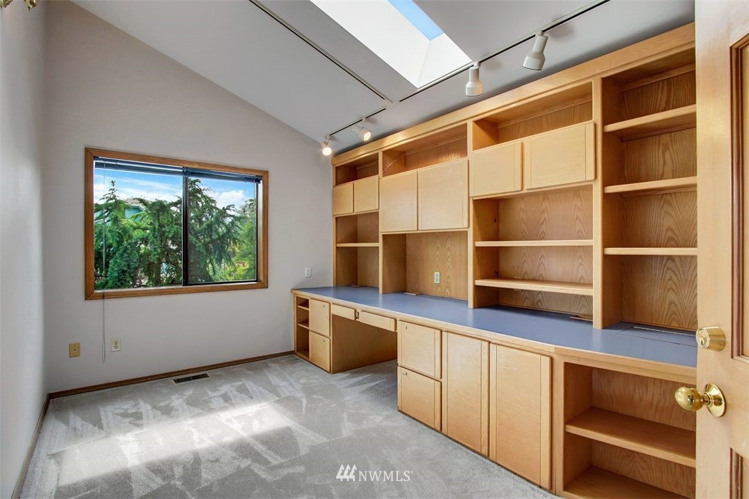 6720 139th Place Southwest Edmonds, WA 98026 - Photo 15 of 27 a room with furniture and window