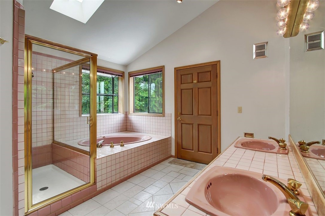 6720 139th Place Southwest Edmonds, WA 98026 - Photo 22 of 27 a bathroom with a sink and bathtub