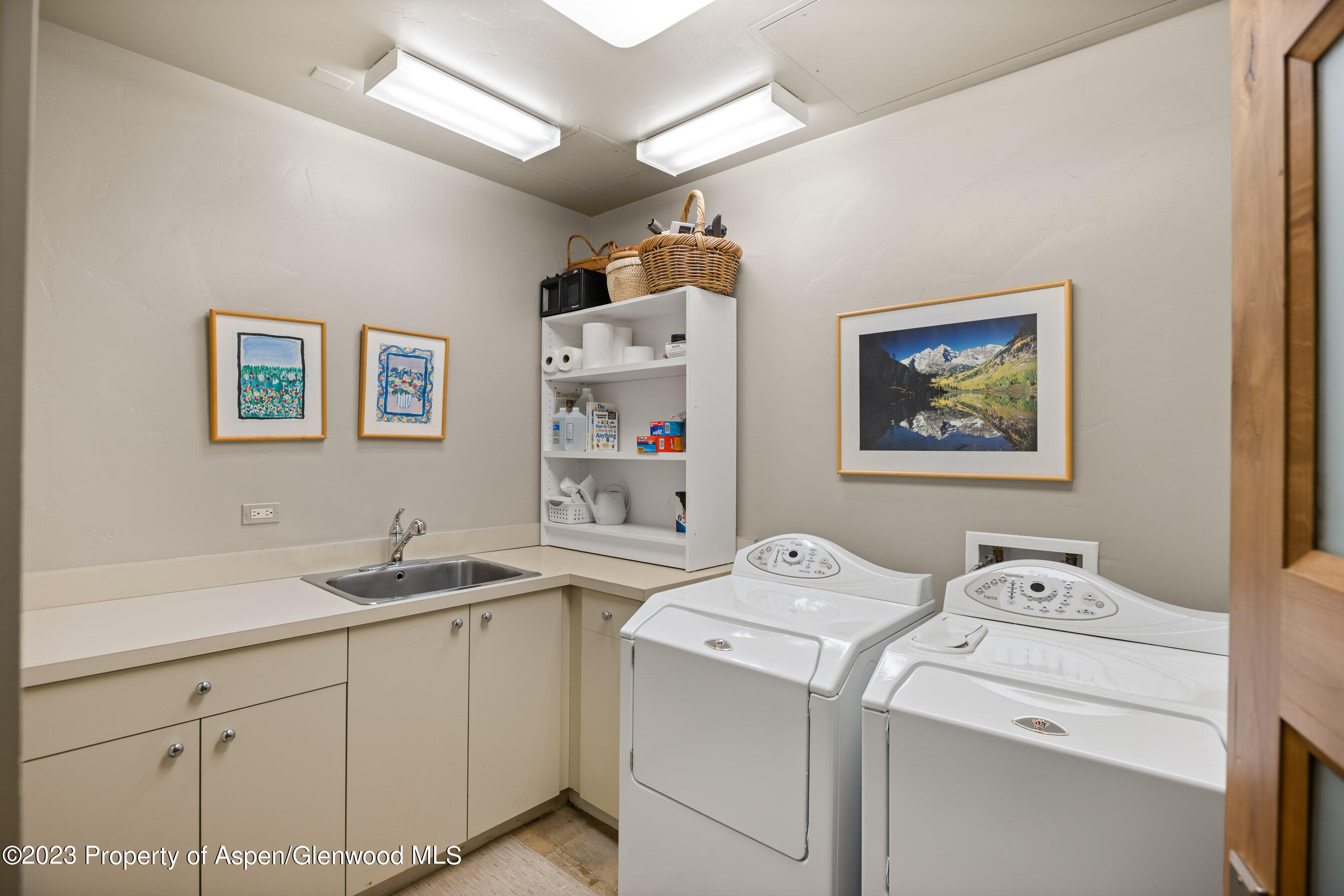 101 North Spring Street, Unit 302 Aspen, CO 81611 - Photo 25 of 27 ObermeyerPlace#302_DASH_23051703