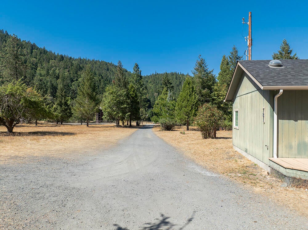781 Cheney Creek Road Grants Pass, OR 97527 - Photo 38 of 52 38