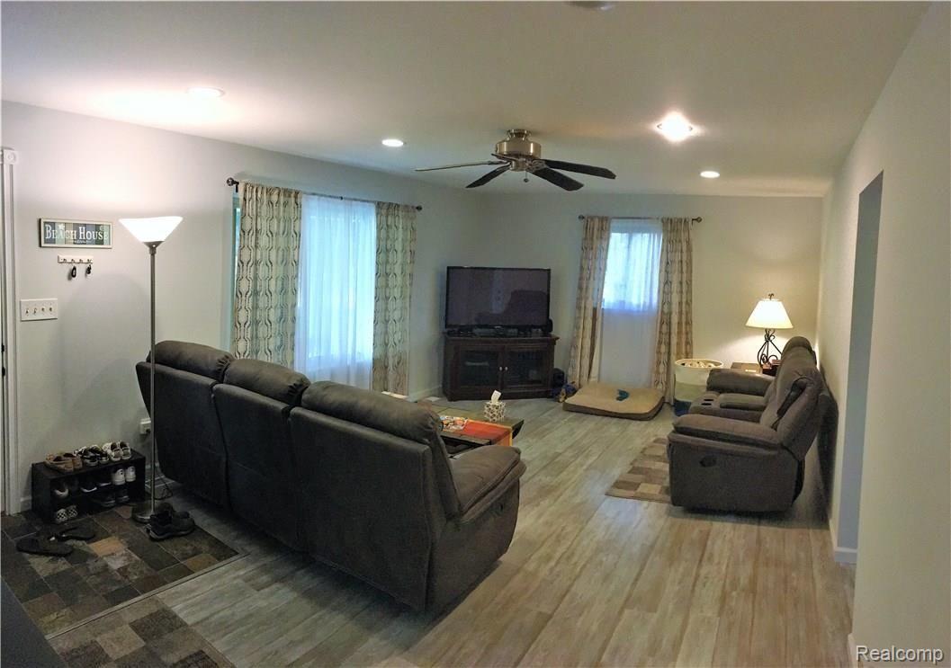 9039 Buchanan Road Brighton, MI 48116 - Photo 13 of 26 Living Room