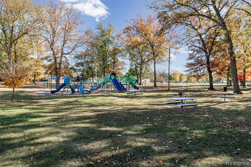 591 Parkside Way, Unit 16 Ferndale, MI 48220 - Photo 31 of 35