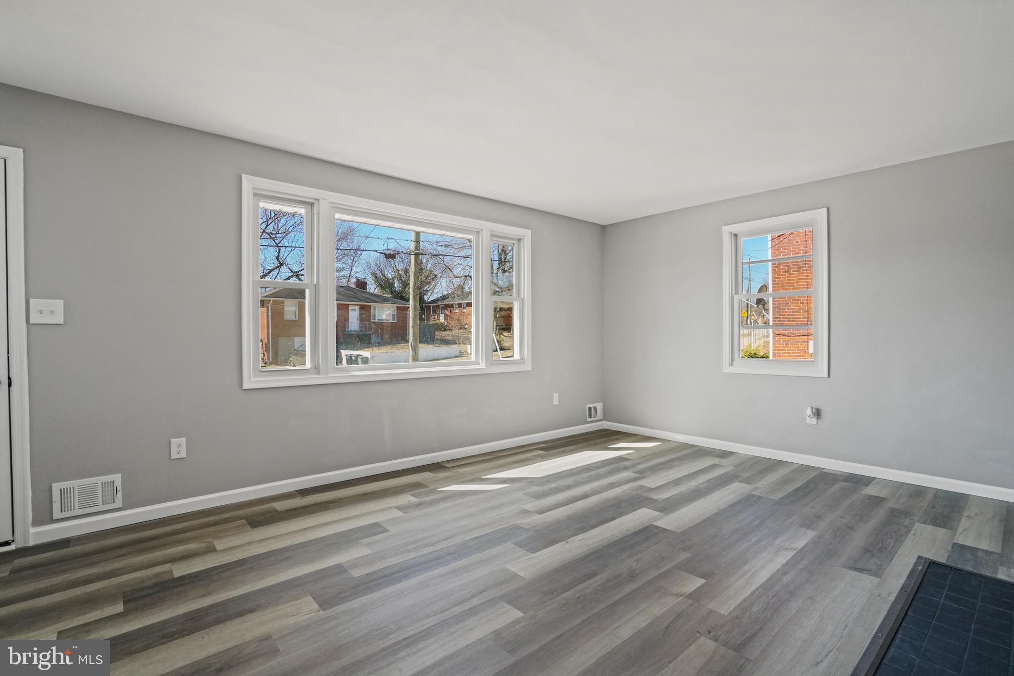 312 Brockton Road Oxon Hill, MD 20745 - Photo 5 of 39 Bright Living Room