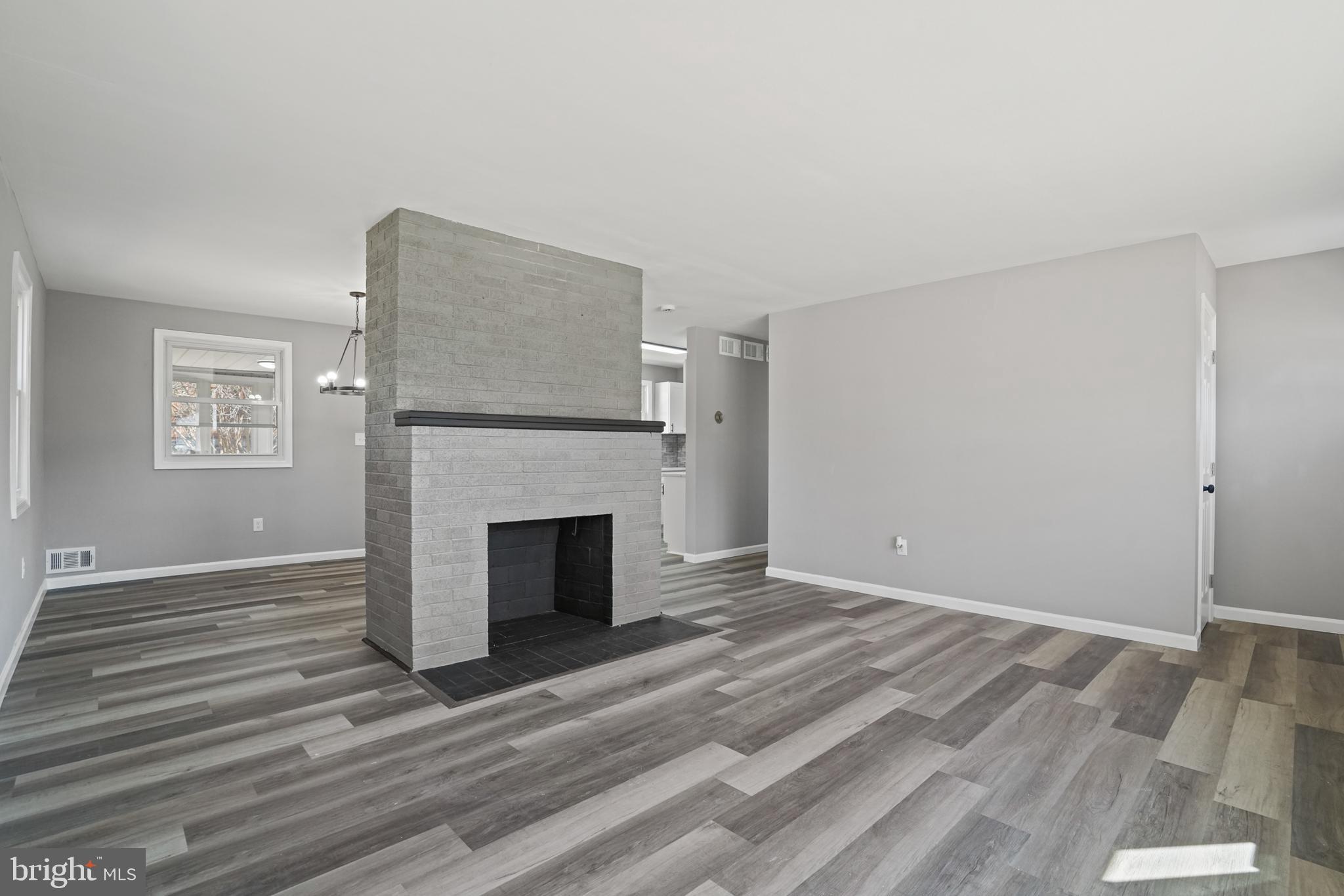 312 Brockton Road Oxon Hill, MD 20745 - Photo 6 of 39 Living Room