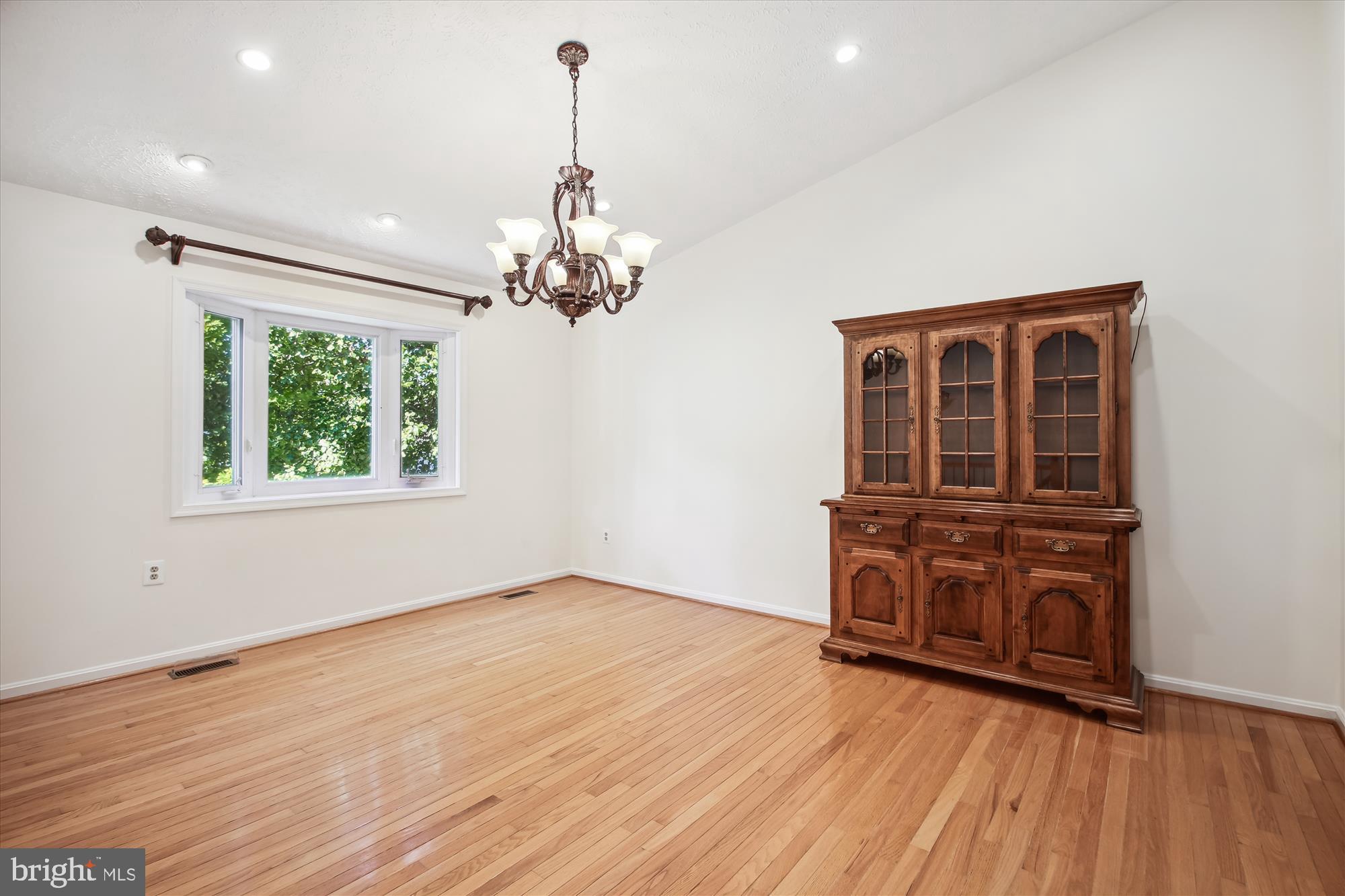 8097 Solley Road Pasadena, MD 21122 - Photo 8 of 52 Living Room