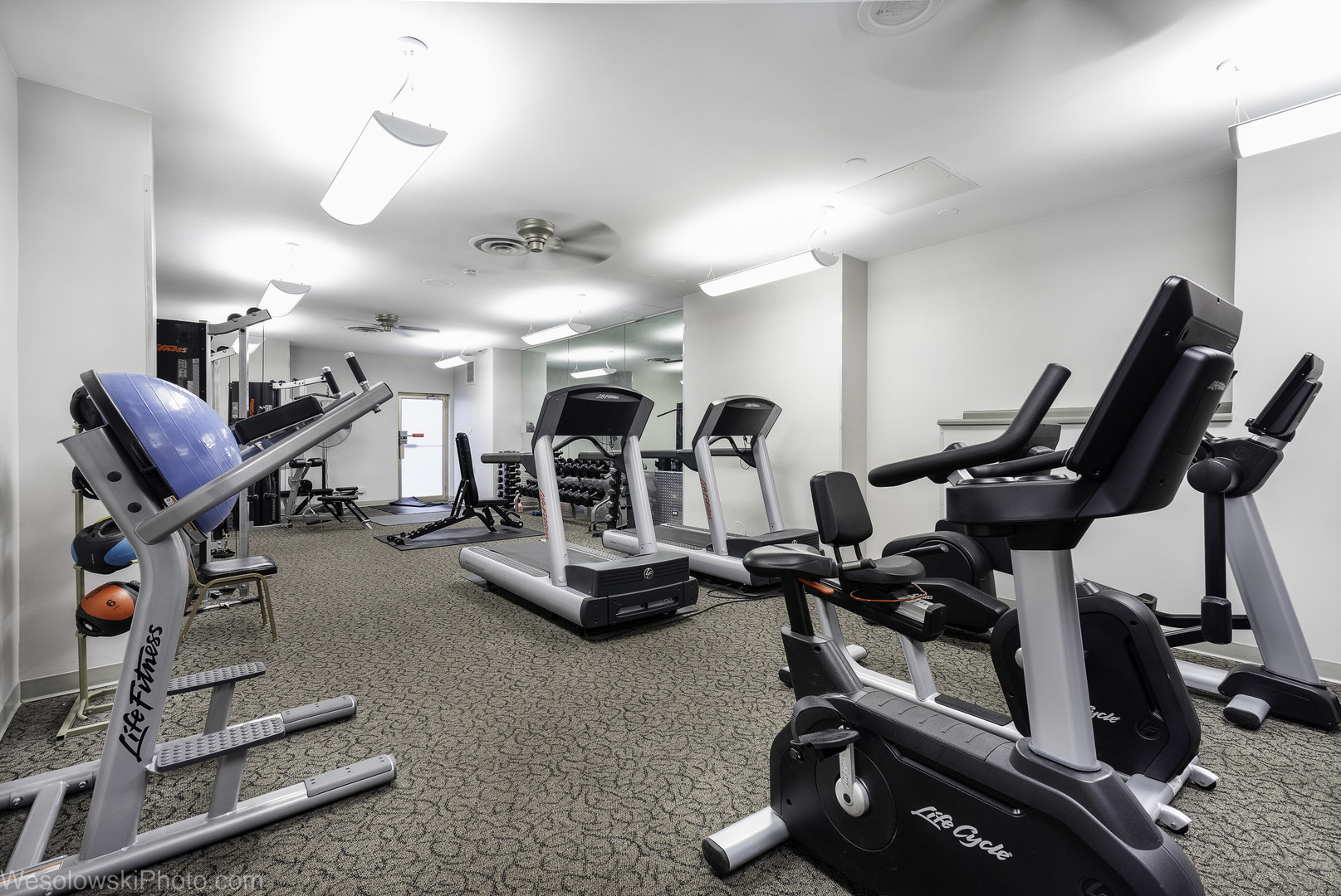 6301 North Sheridan Road, Unit 6C Chicago, IL 60660 - Photo 15 of 20 a view of a room with gym equipment