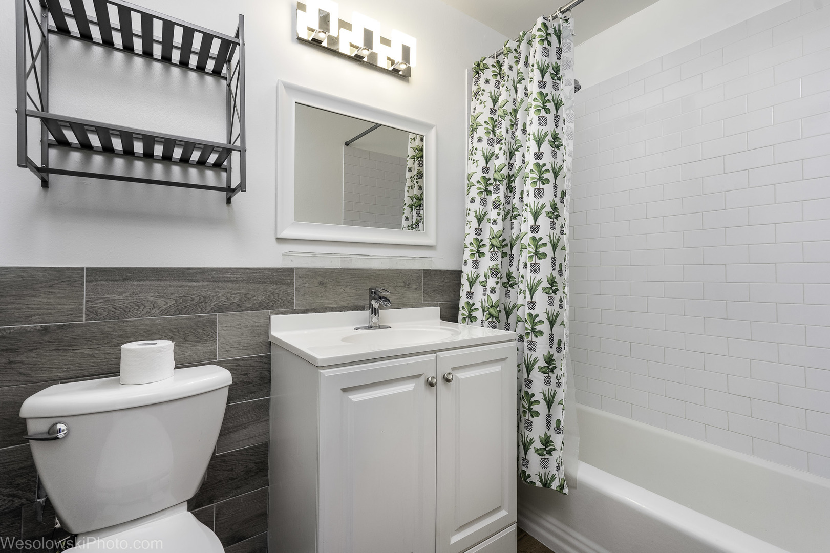 6301 North Sheridan Road, Unit 6C Chicago, IL 60660 - Photo 10 of 20 a bathroom with a toilet sink and mirror