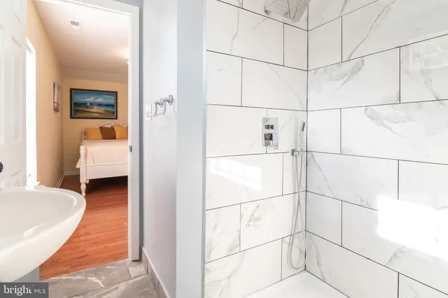 a en suite bathroom with a sink and mirror