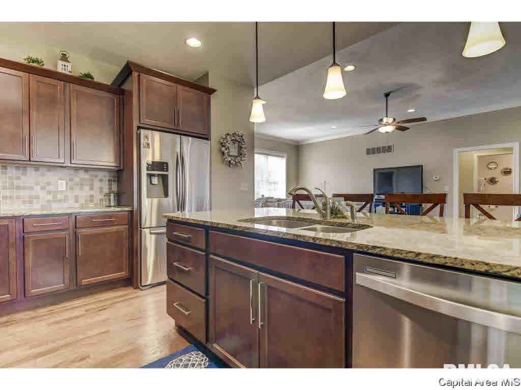 1401 Lake Pointe Court Springfield, IL 62712 - Photo 10 of 35