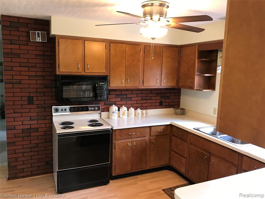 2442 Fisher Road Howell, MI 48855 - Photo 4 of 25