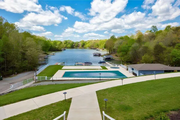 $177,500 | 1085 Bluewater Drive, Unit 115, Moneta, VA 24121