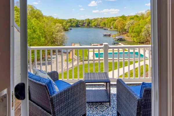 $177,500 | 1085 Bluewater Drive, Unit 115, Moneta, VA 24121