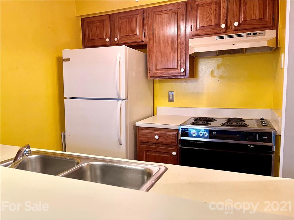 308 Queens Road, Unit 23 Charlotte, NC 28204 - Photo 14 of 22 a kitchen with stainless steel appliances a stove a refrigerator and a sink