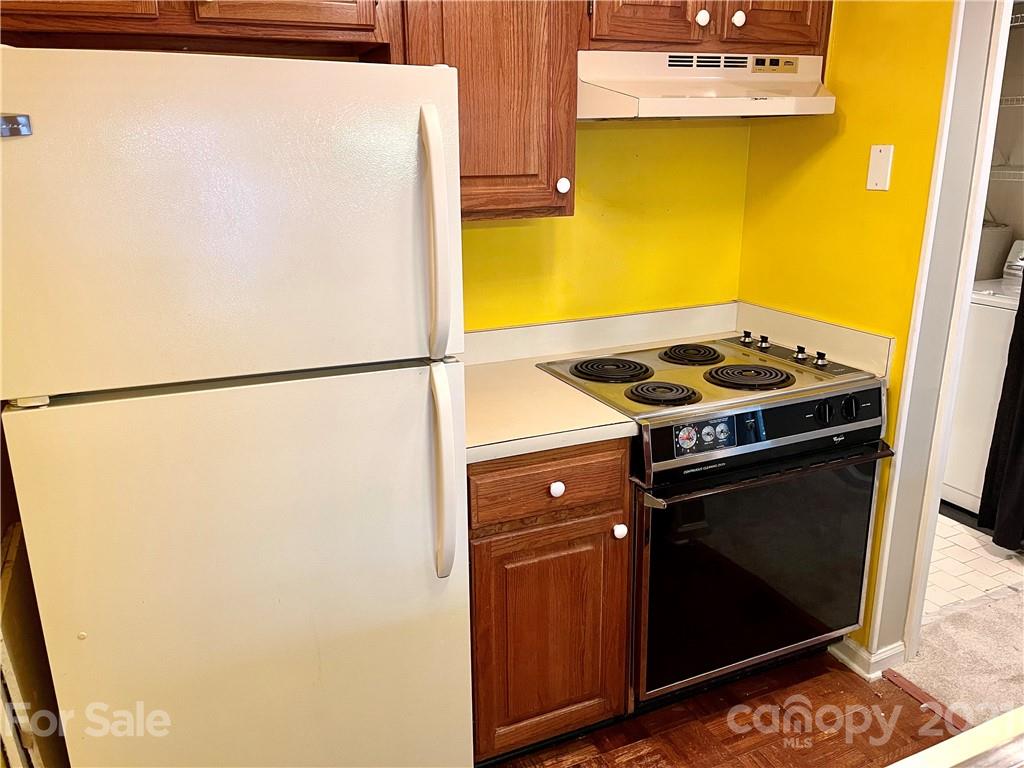 308 Queens Road, Unit 23 Charlotte, NC 28204 - Photo 7 of 22 a kitchen with a stove and a refrigerator