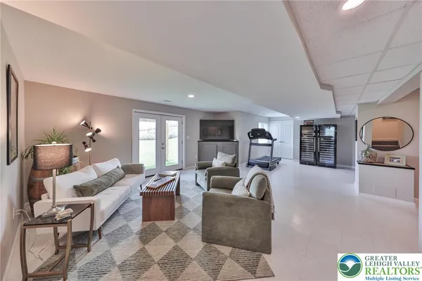 $1,050,000 | 7300 Mount Vernon Drive, Zionsville, PA 18092