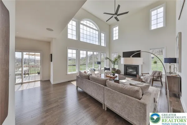 $1,050,000 | 7300 Mount Vernon Drive, Zionsville, PA 18092