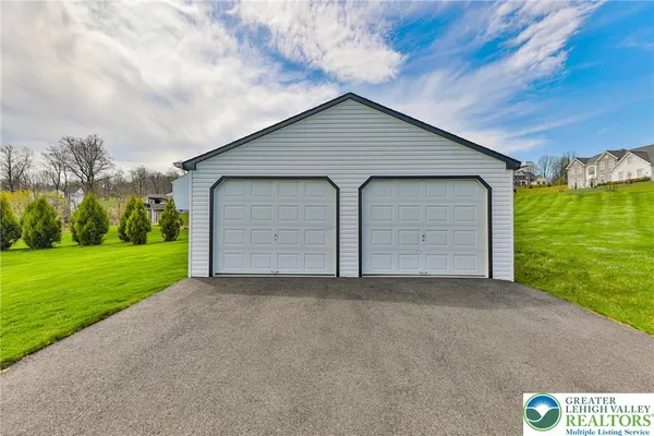 $1,050,000 | 7300 Mount Vernon Drive, Zionsville, PA 18092