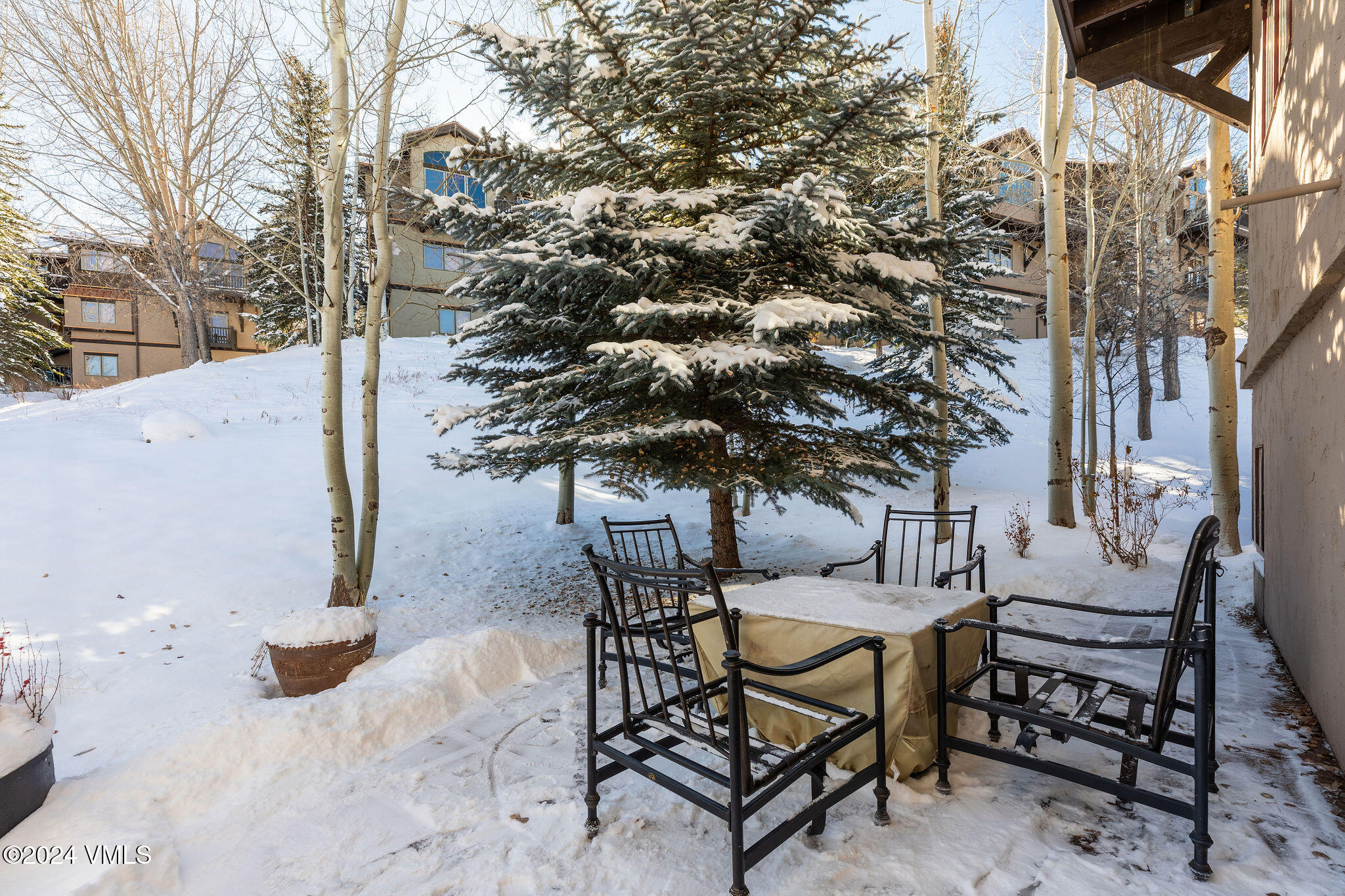 42 Knudson Ranch Road Edwards, CO 81632 - Photo 10 of 22 a backyard of a house with table and chairs