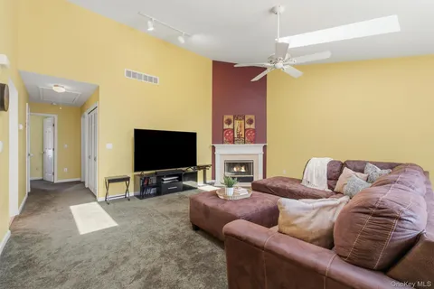 $332,500 | 407 Crystal Hill Lane, Poughkeepsie, NY 12603
