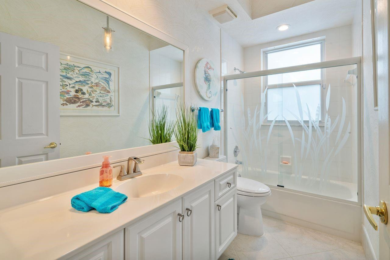 23302 Torre Circle Boca Raton, FL 33433 - Photo 28 of 39 Guest Bath