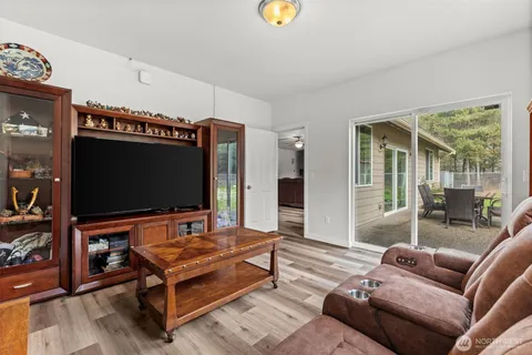 a view of a livingroom with furniture and a ceiling fan