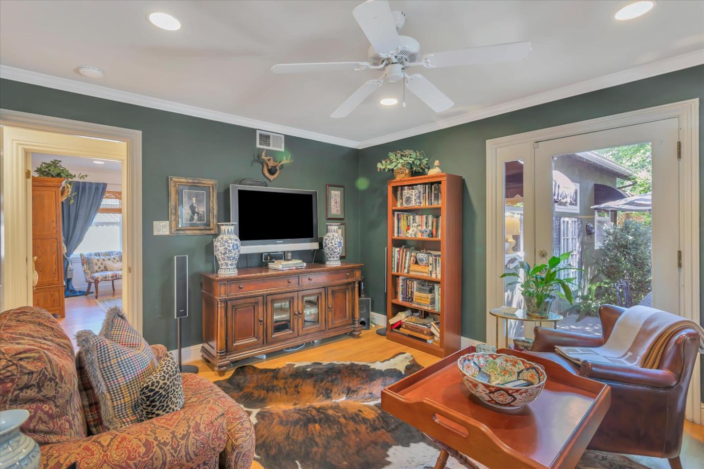 2084 Ellen Avenue San Jose, CA 95125 - Photo 21 of 43 a living room with furniture and a flat screen tv