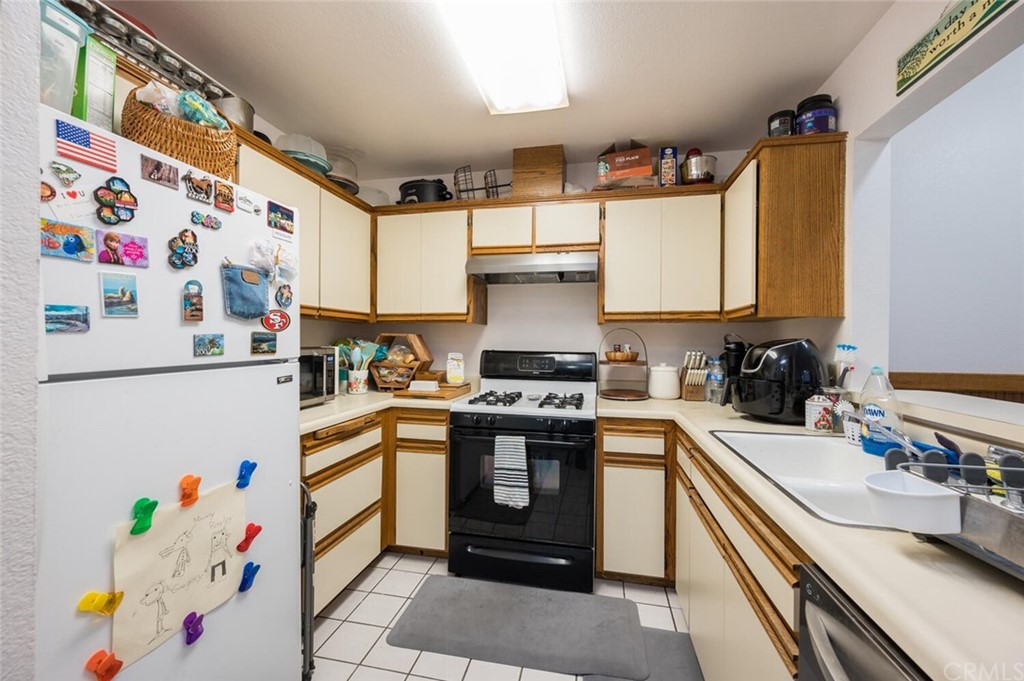 41 Brewer Street Templeton, CA 93465 - Photo 10 of 57 a kitchen with a sink stove and cabinets