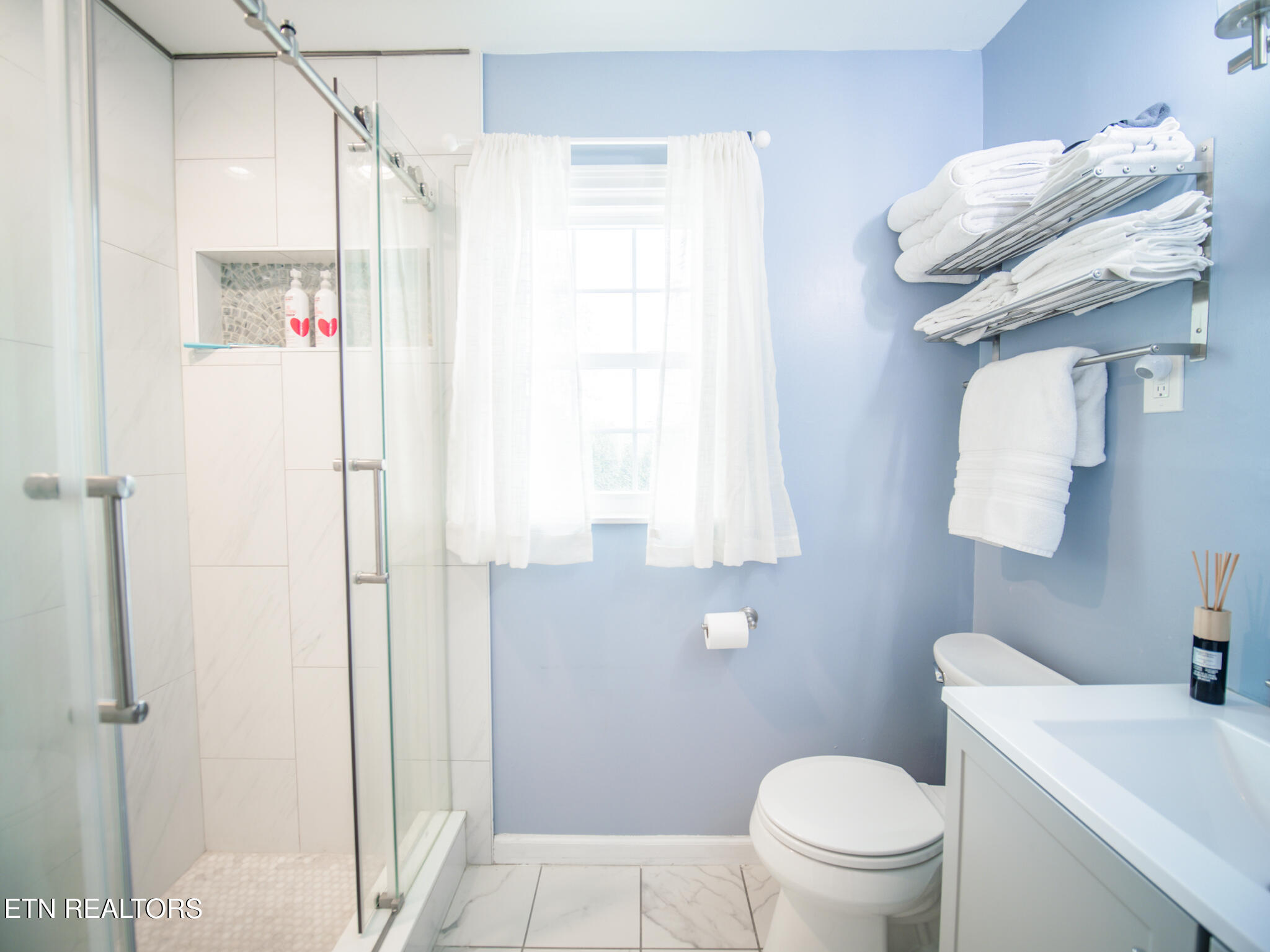 624 Tate Trotter Road Powell, TN 37849 - Photo 20 of 49 Hall Bathroom