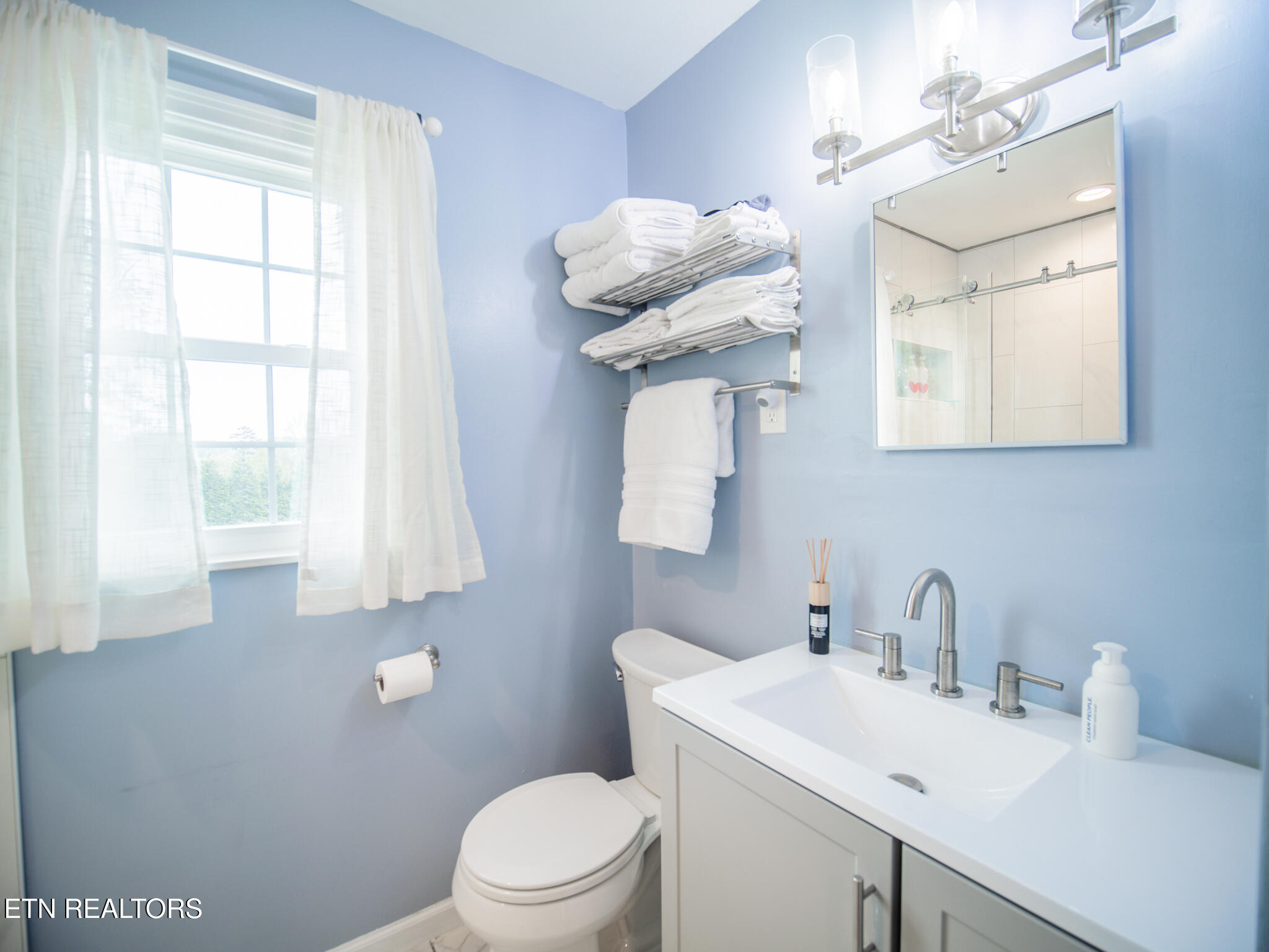 624 Tate Trotter Road Powell, TN 37849 - Photo 21 of 49 Hall Bathroom