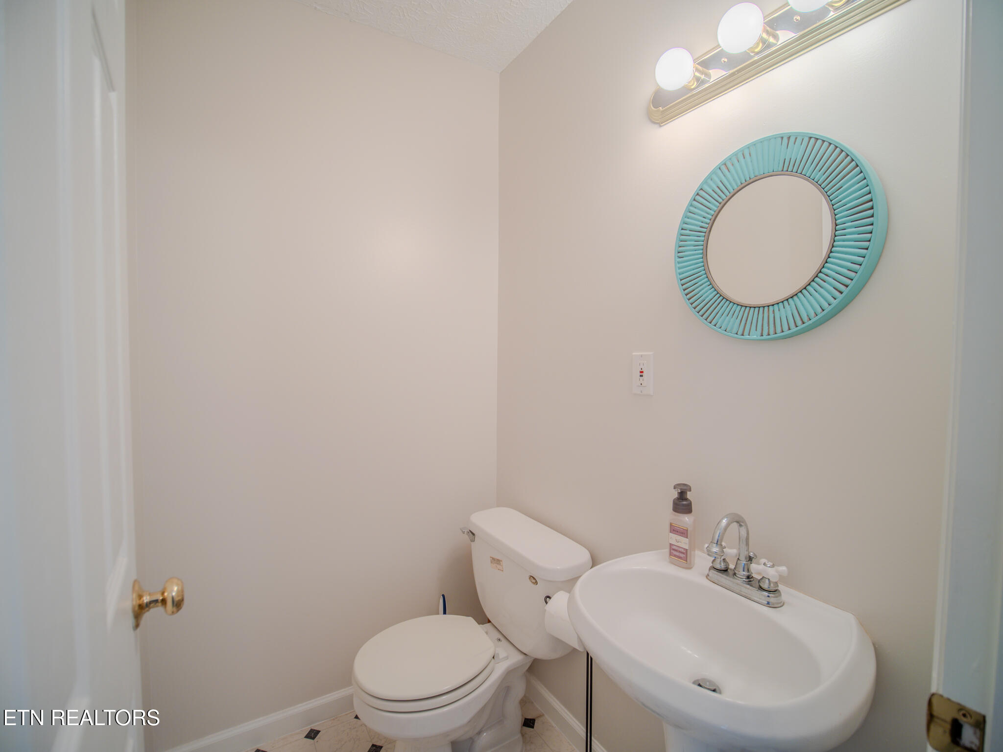 624 Tate Trotter Road Powell, TN 37849 - Photo 40 of 49 Apartment Hall Half Bath