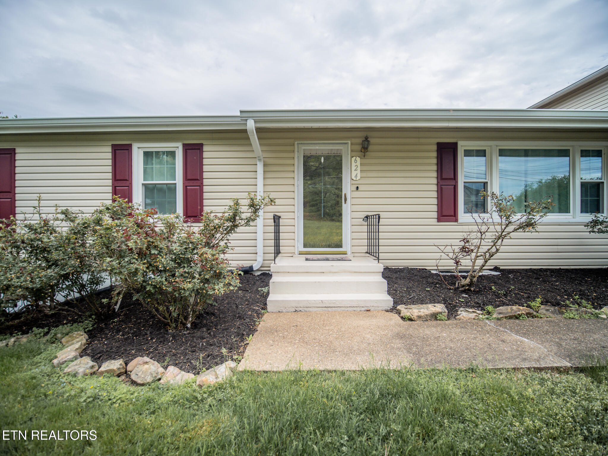 624 Tate Trotter Road Powell, TN 37849 - Photo 4 of 49 Front Porch