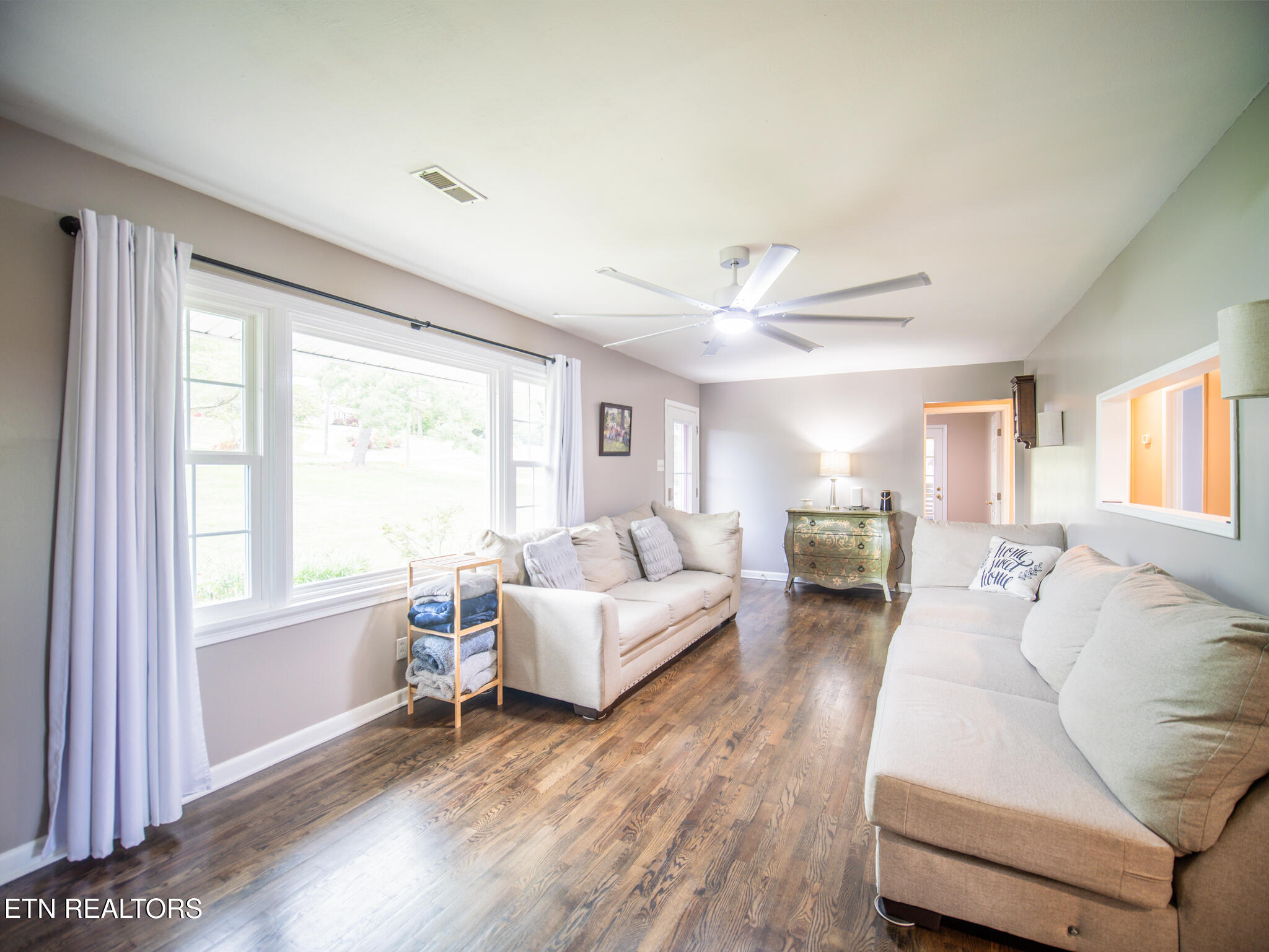 624 Tate Trotter Road Powell, TN 37849 - Photo 5 of 49 Living Room