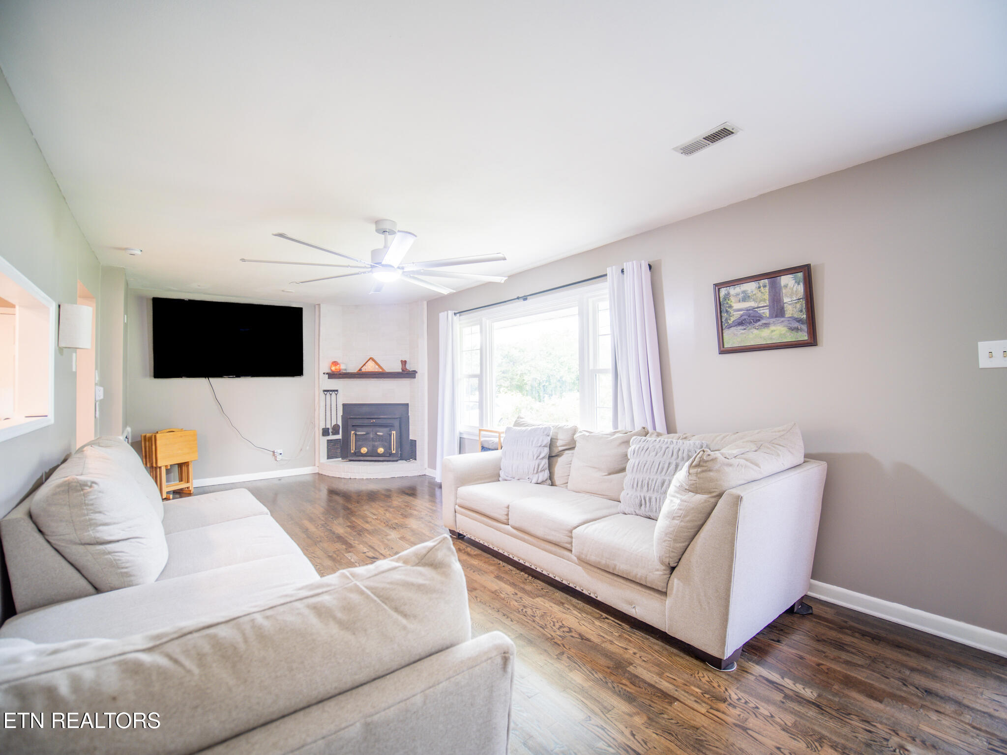 624 Tate Trotter Road Powell, TN 37849 - Photo 6 of 49 Living Room